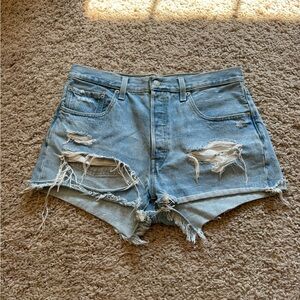 Light Wash Distressed Levi’s 501 Cutoff Shorts